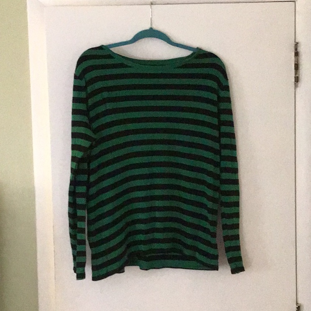 Green and black long sleeved t shirt